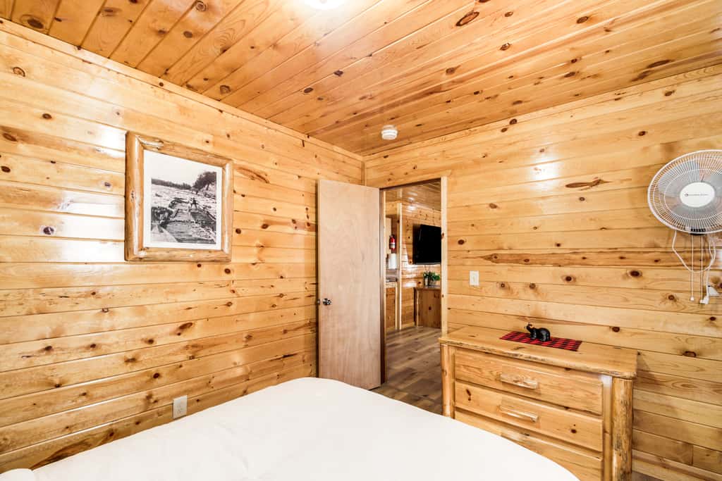 'Glowacki's Lodge' Mille Lacs Lake Group Getaway!