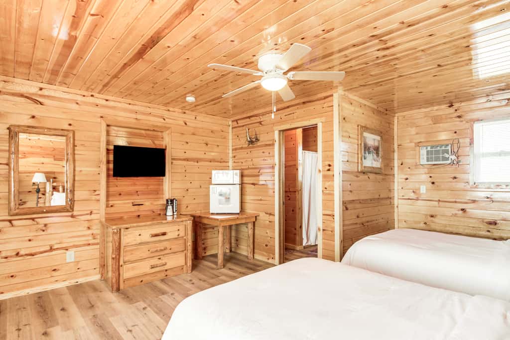 'Glowacki's Lodge' Mille Lacs Lake Group Getaway!