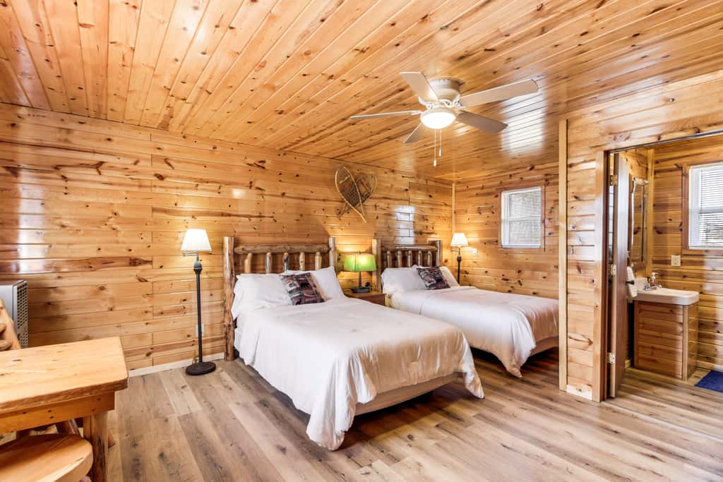 'Glowacki's Lodge' Mille Lacs Lake Group Getaway!