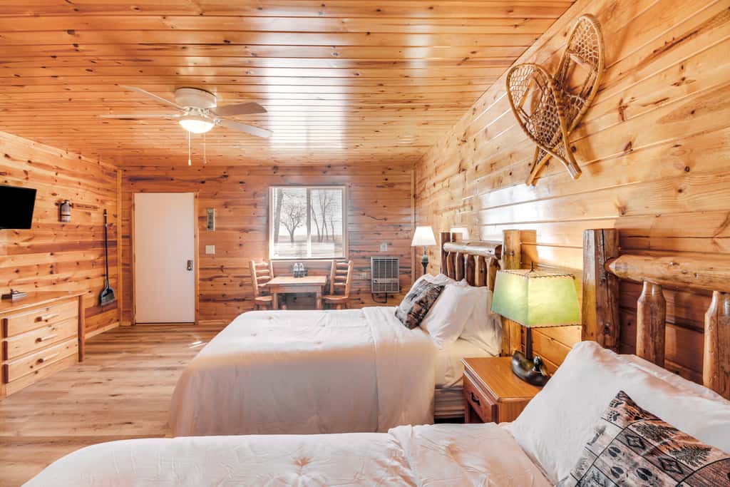 'Glowacki's Lodge' Mille Lacs Lake Group Getaway!