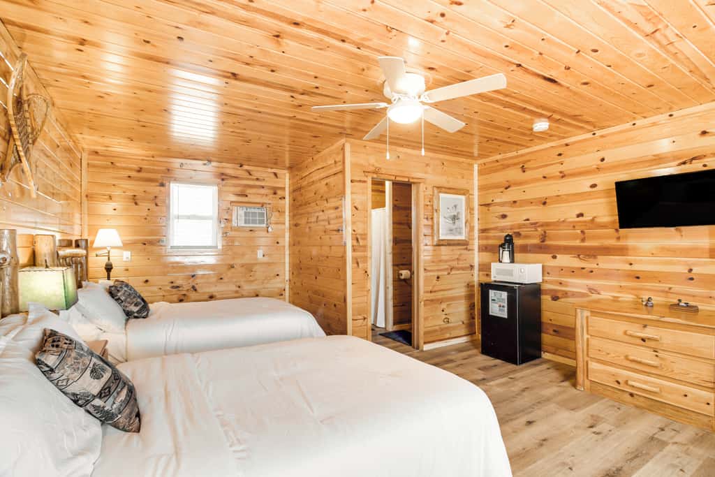 'Glowacki's Lodge' Mille Lacs Lake Group Getaway!