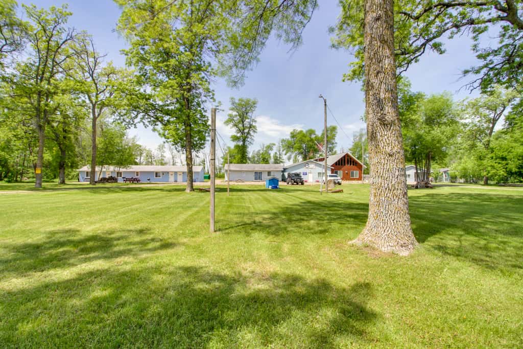 'Glowacki's Lodge' Mille Lacs Lake Group Getaway!