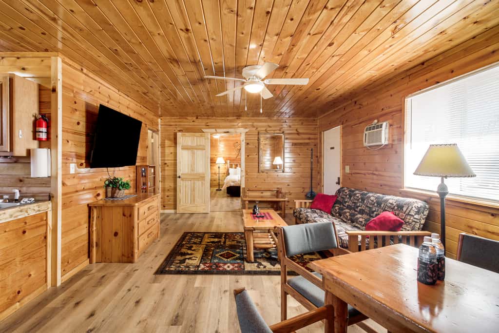 'Glowacki's Lodge' Mille Lacs Lake Group Getaway!