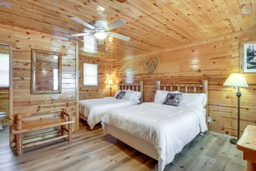 'Glowacki's Lodge' Mille Lacs Lake Group Getaway!