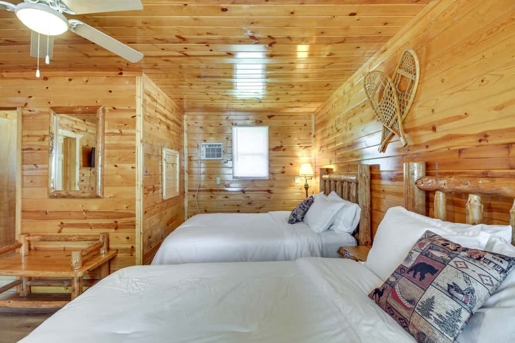 'Glowacki's Lodge' Mille Lacs Lake Group Getaway!