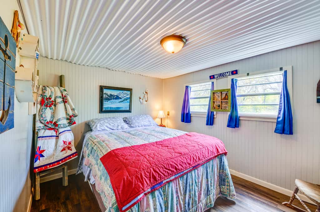 Fenced Yard: Quaint Cabin Near Lake Texoma!