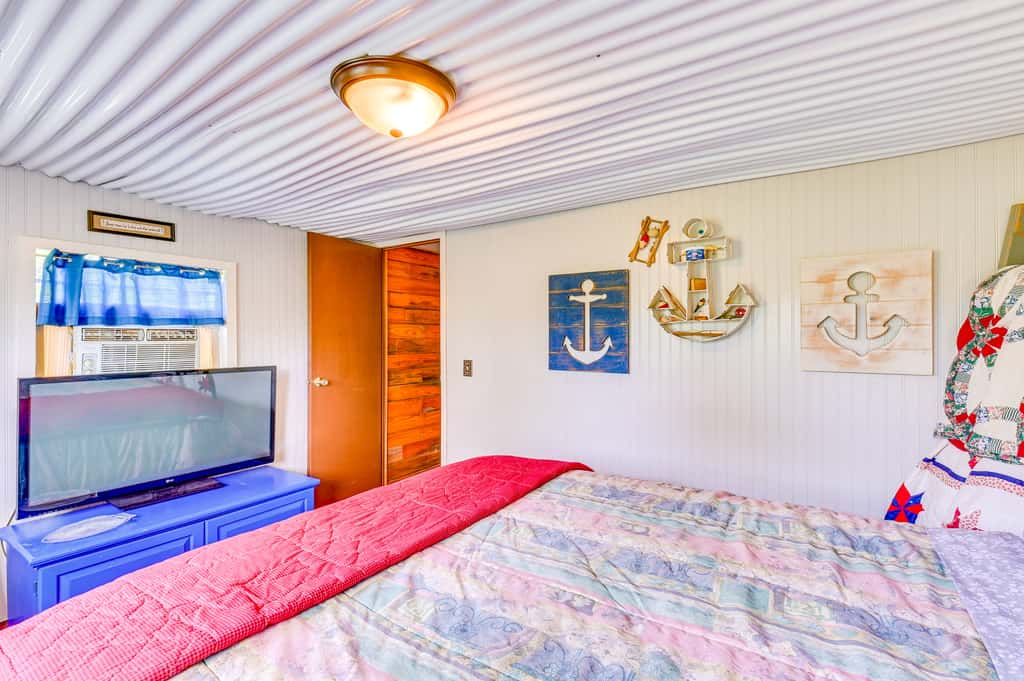 Fenced Yard: Quaint Cabin Near Lake Texoma!