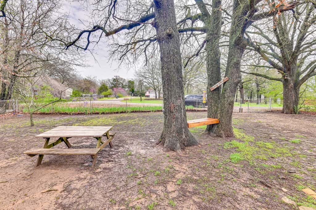 Fenced Yard: Quaint Cabin Near Lake Texoma!