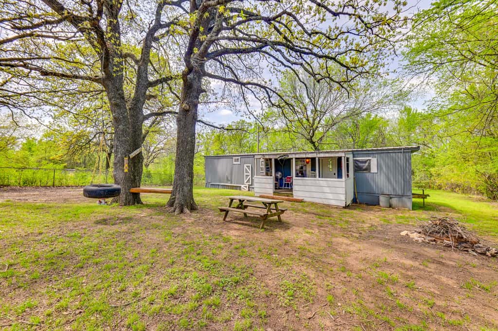 Fenced Yard: Quaint Cabin Near Lake Texoma!