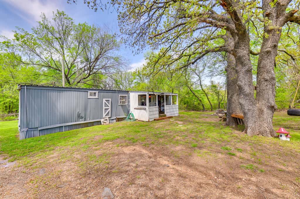 Fenced Yard: Quaint Cabin Near Lake Texoma!