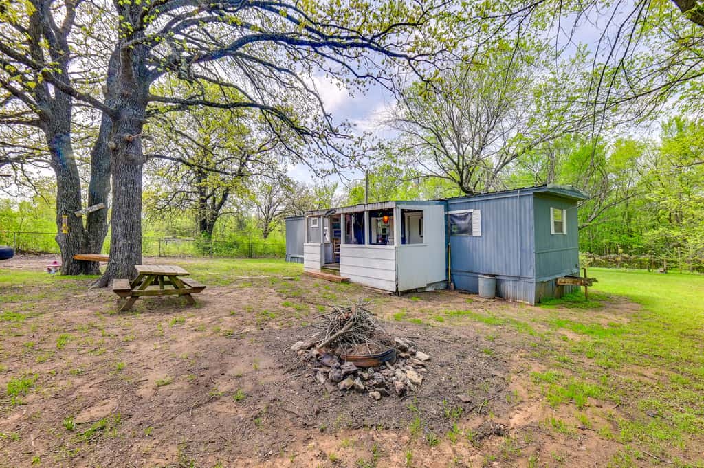 Fenced Yard: Quaint Cabin Near Lake Texoma!