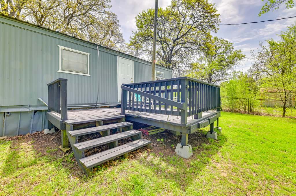 Fenced Yard: Quaint Cabin Near Lake Texoma!