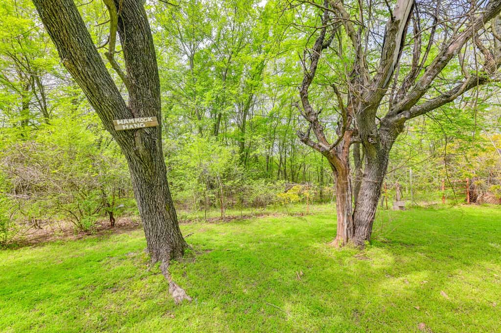 Fenced Yard: Quaint Cabin Near Lake Texoma!