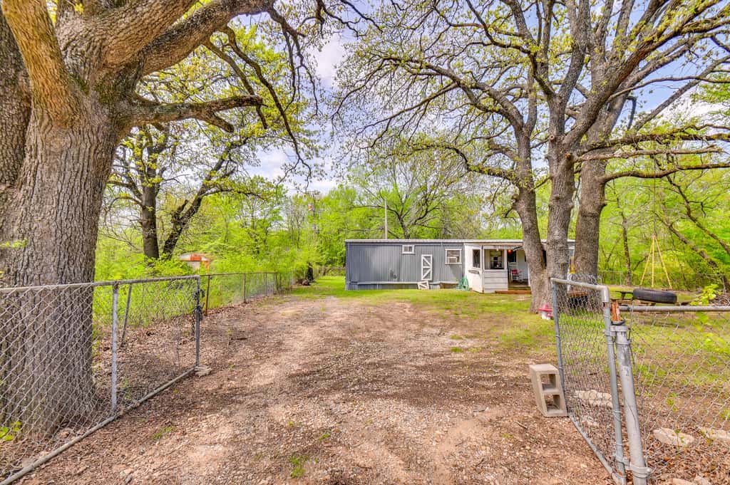 Fenced Yard: Quaint Cabin Near Lake Texoma!