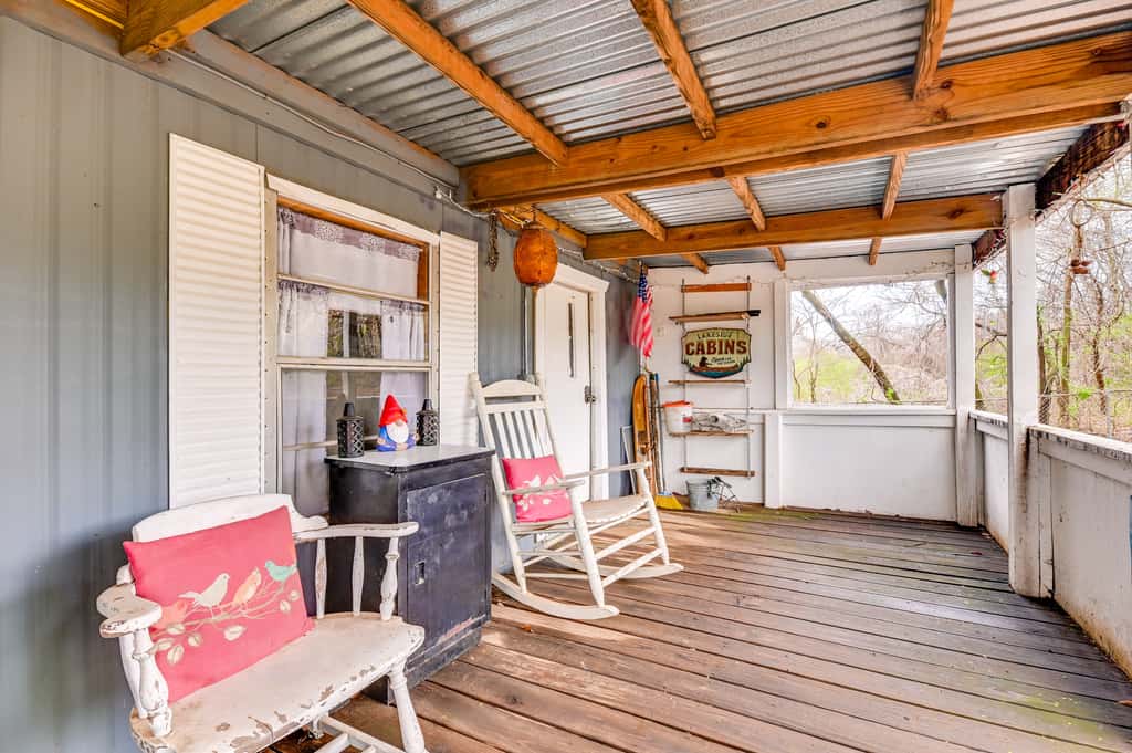 Fenced Yard: Quaint Cabin Near Lake Texoma!