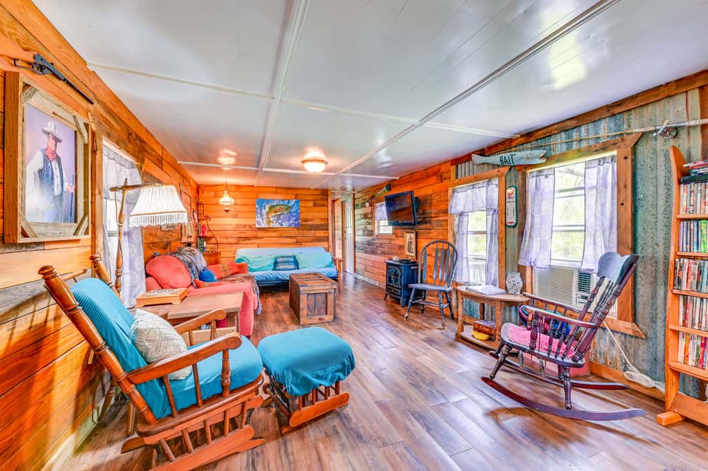 Fenced Yard: Quaint Cabin Near Lake Texoma!