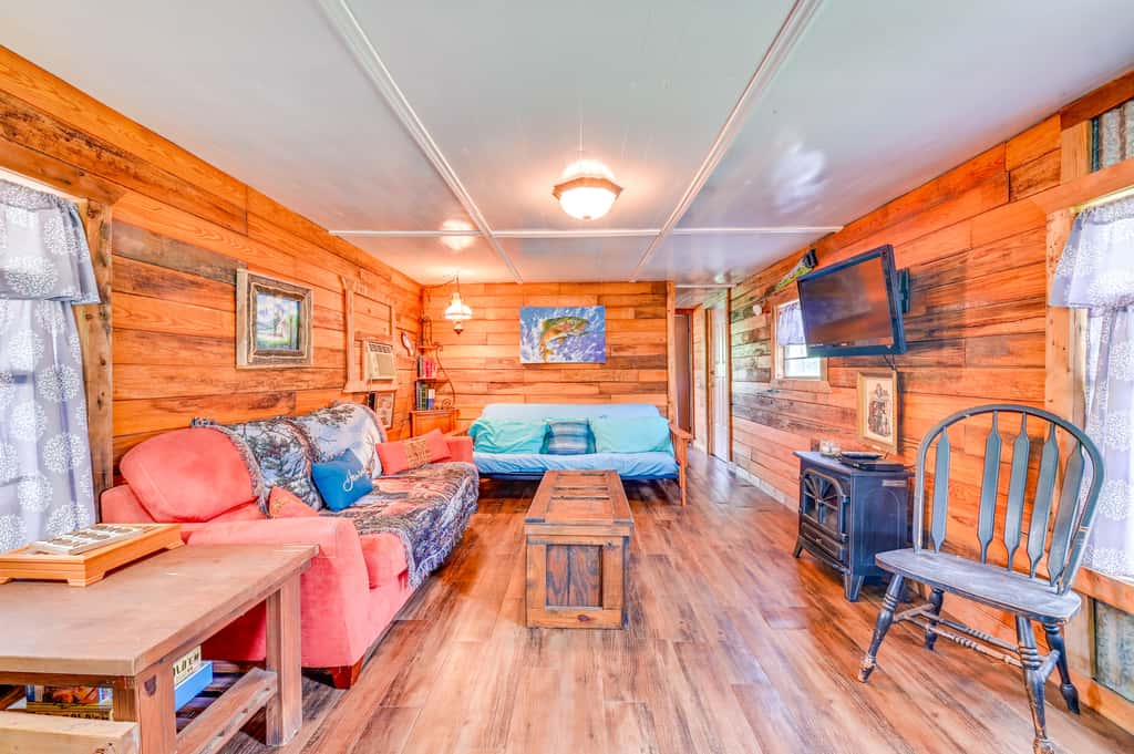 Fenced Yard: Quaint Cabin Near Lake Texoma!