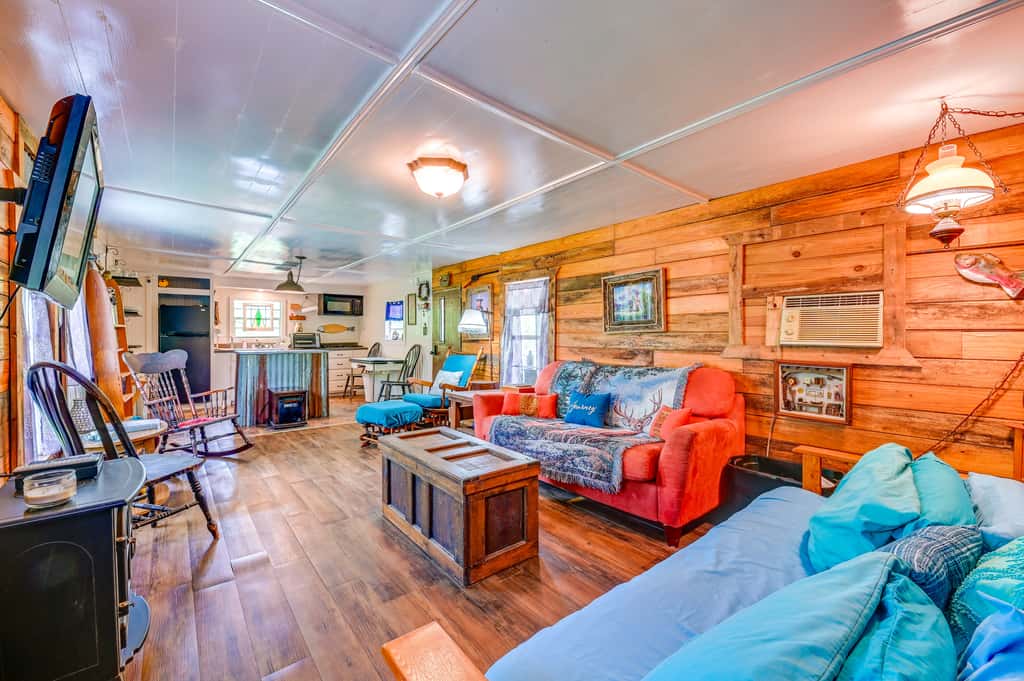 Fenced Yard: Quaint Cabin Near Lake Texoma!