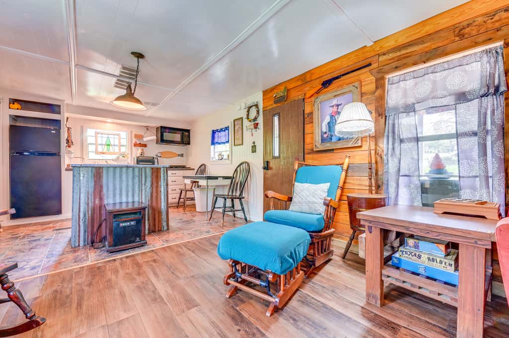 Fenced Yard: Quaint Cabin Near Lake Texoma!