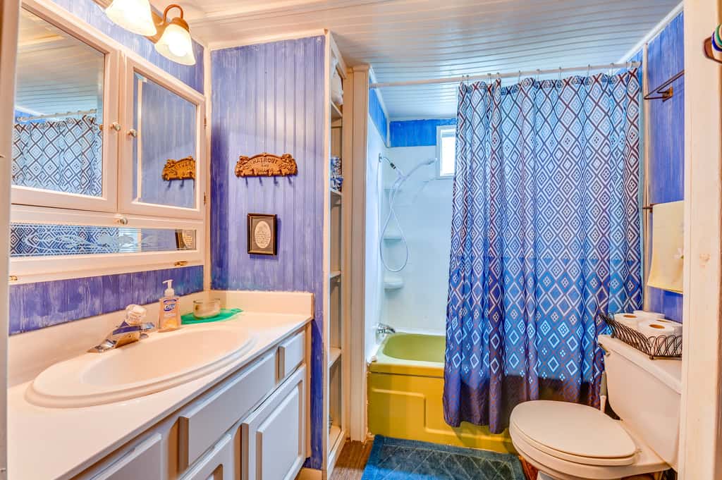 Fenced Yard: Quaint Cabin Near Lake Texoma!