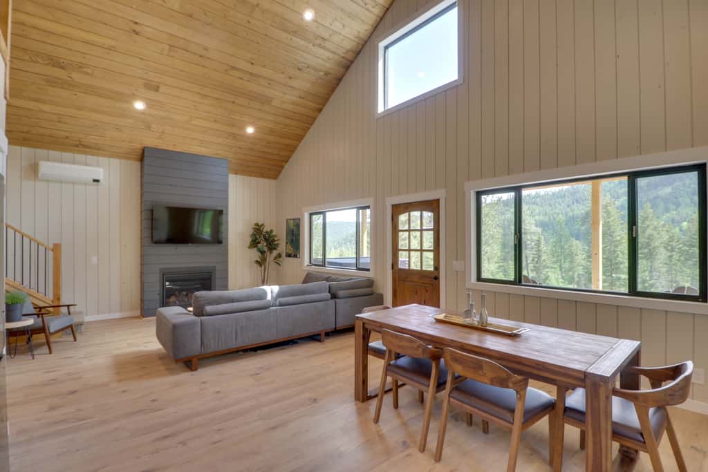Lakeside Cabin w/ Hot Tub: 3 Mi to Flathead Lake!