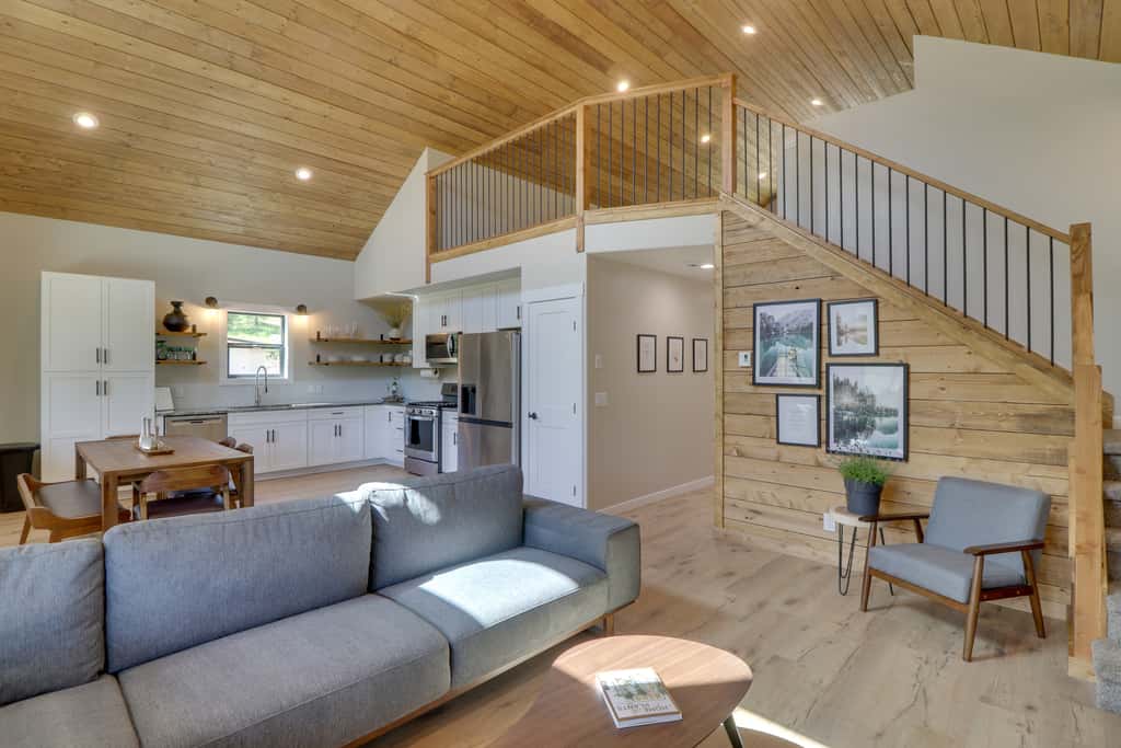 Lakeside Cabin w/ Hot Tub: 3 Mi to Flathead Lake!