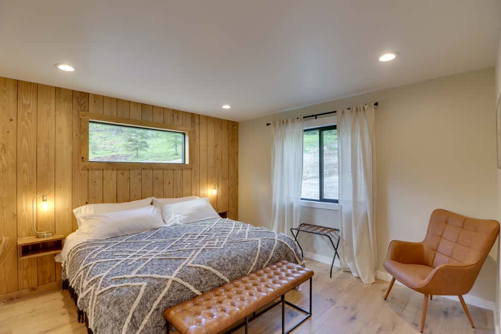 Lakeside Cabin w/ Hot Tub: 3 Mi to Flathead Lake!