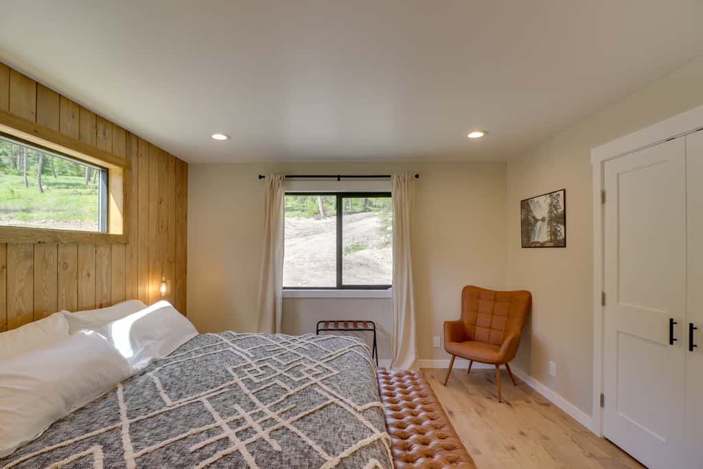 Lakeside Cabin w/ Hot Tub: 3 Mi to Flathead Lake!