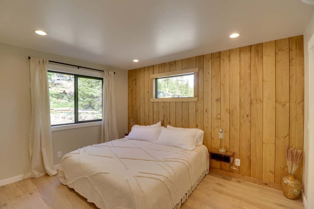 Lakeside Cabin w/ Hot Tub: 3 Mi to Flathead Lake!