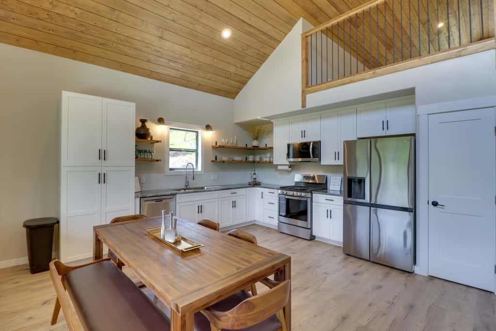 Lakeside Cabin w/ Hot Tub: 3 Mi to Flathead Lake!