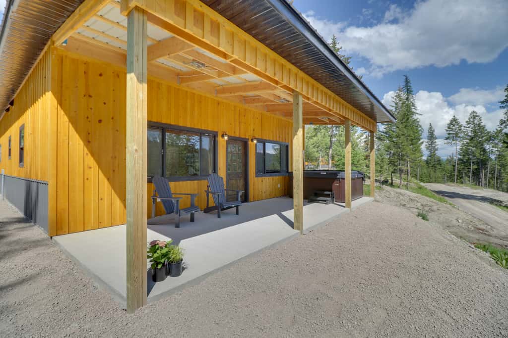Lakeside Cabin w/ Hot Tub: 3 Mi to Flathead Lake!