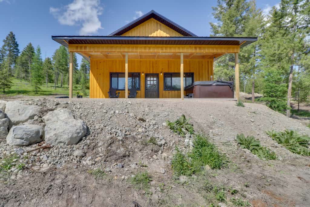 Lakeside Cabin w/ Hot Tub: 3 Mi to Flathead Lake!