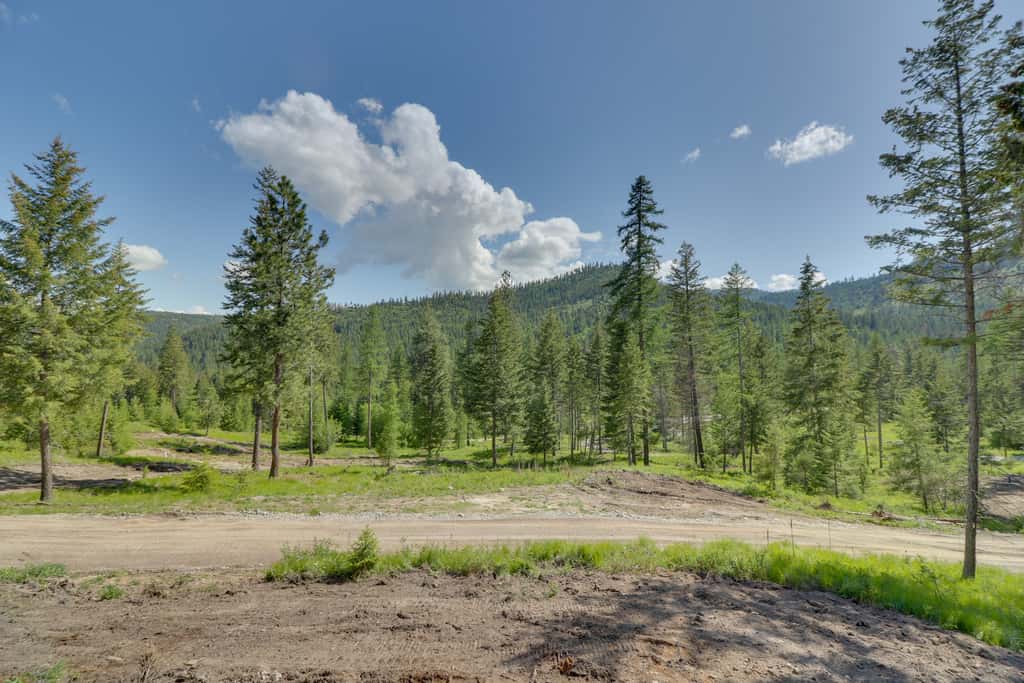 Lakeside Cabin w/ Hot Tub: 3 Mi to Flathead Lake!