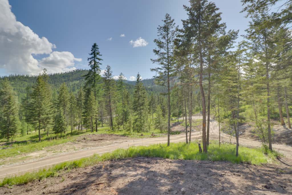 Lakeside Cabin w/ Hot Tub: 3 Mi to Flathead Lake!