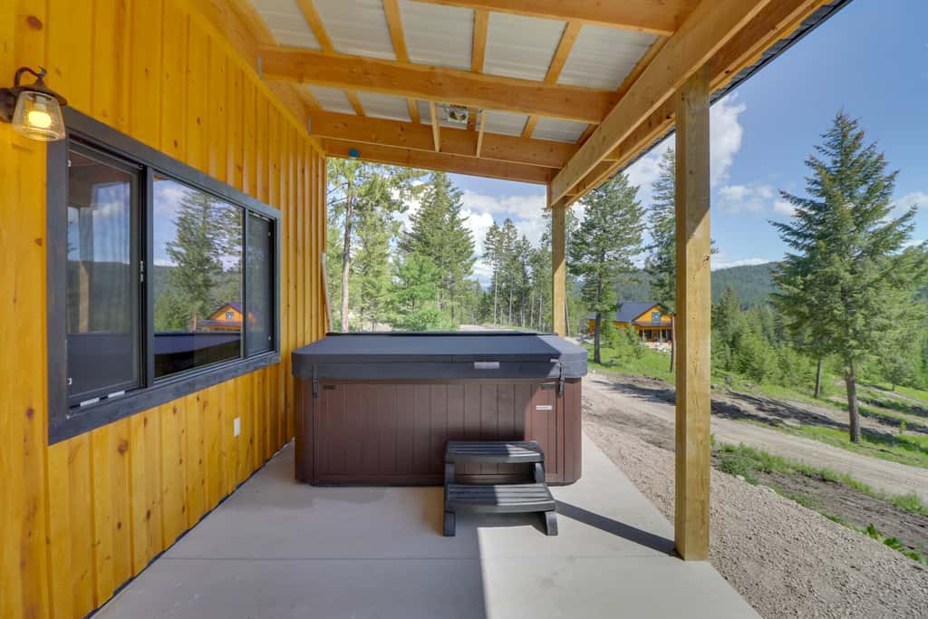 Lakeside Cabin w/ Hot Tub: 3 Mi to Flathead Lake!