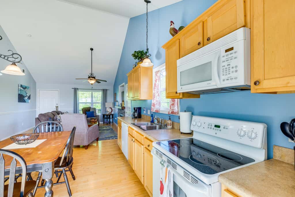 Cozy Cottage in Taylorsville: Hot Tub & Lake Views