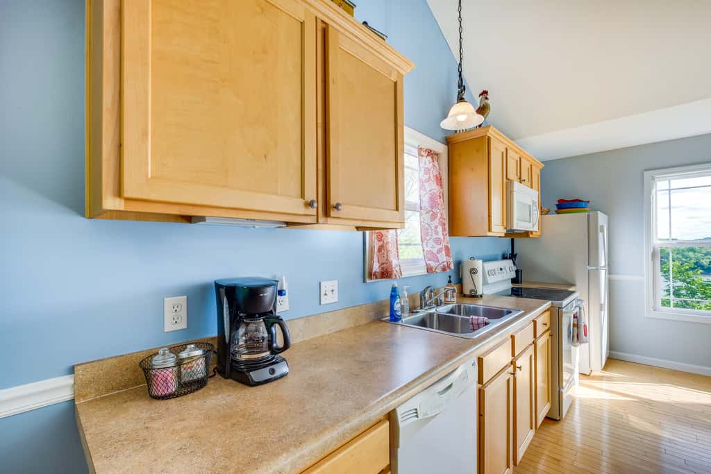 Cozy Cottage in Taylorsville: Hot Tub & Lake Views