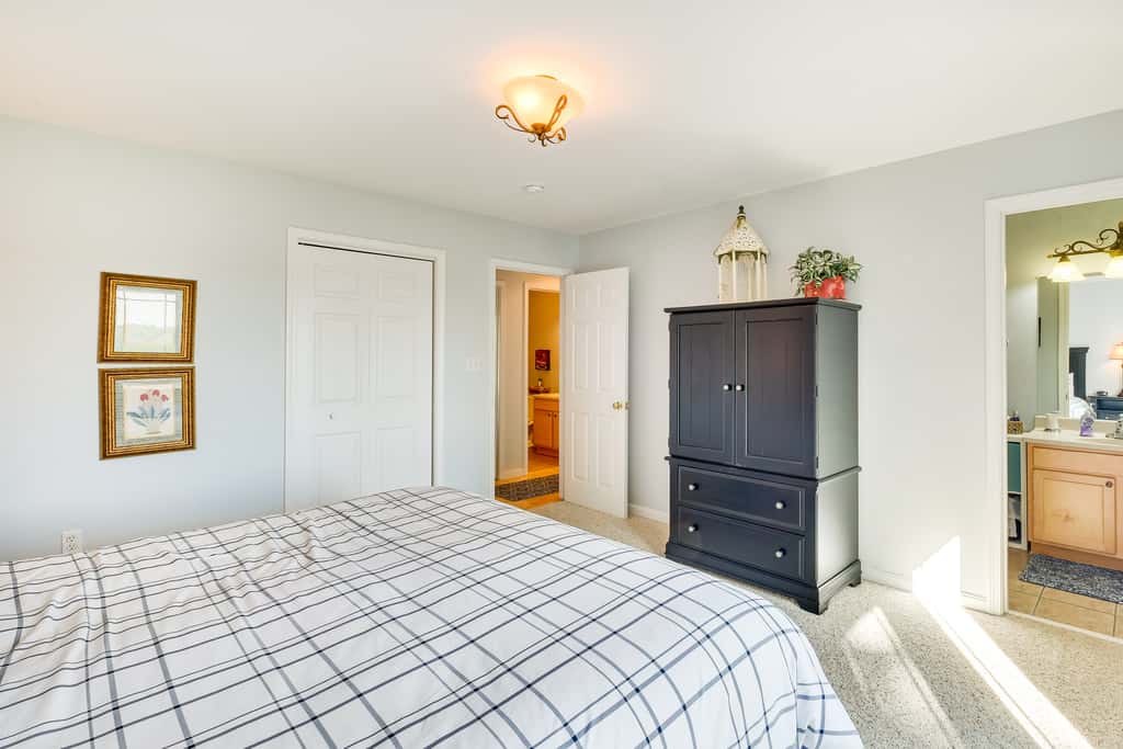 Cozy Cottage in Taylorsville: Hot Tub & Lake Views