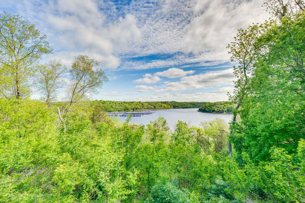 Cozy Cottage in Taylorsville: Hot Tub & Lake Views