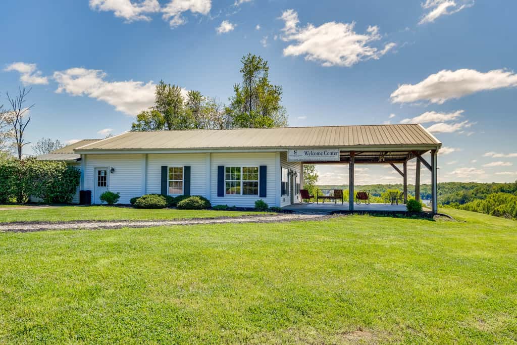 Cozy Cottage in Taylorsville: Hot Tub & Lake Views