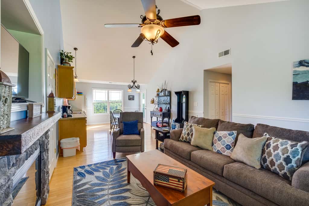 Cozy Cottage in Taylorsville: Hot Tub & Lake Views