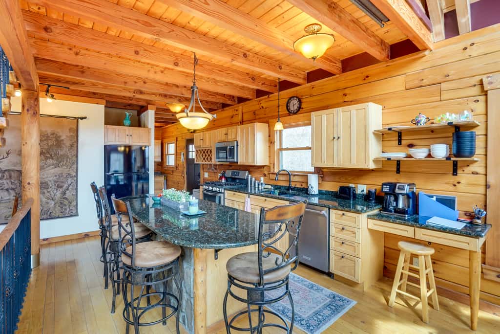 Berkshire Hills Nature Lovers' Log Home Retreat