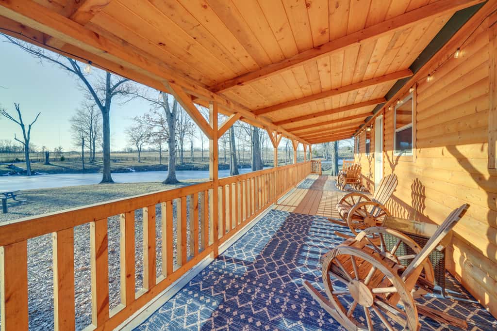 Pond-View Cabin Near Louisville on Racehorse Farm!