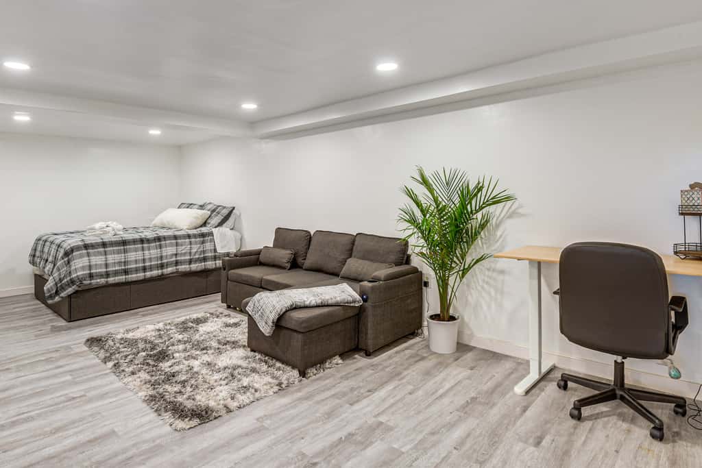 Gateway to DC! Quiet Clinton Apt w/ Workspace