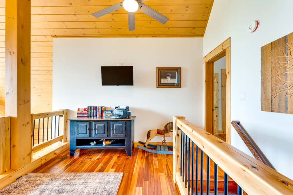 Mtn-View Deck: Scenic Conway Log Cabin!