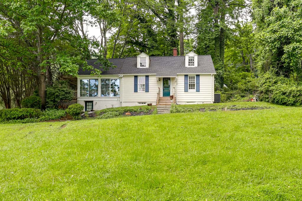 Near Shops & Parks: Dog-Friendly Maryland Gem