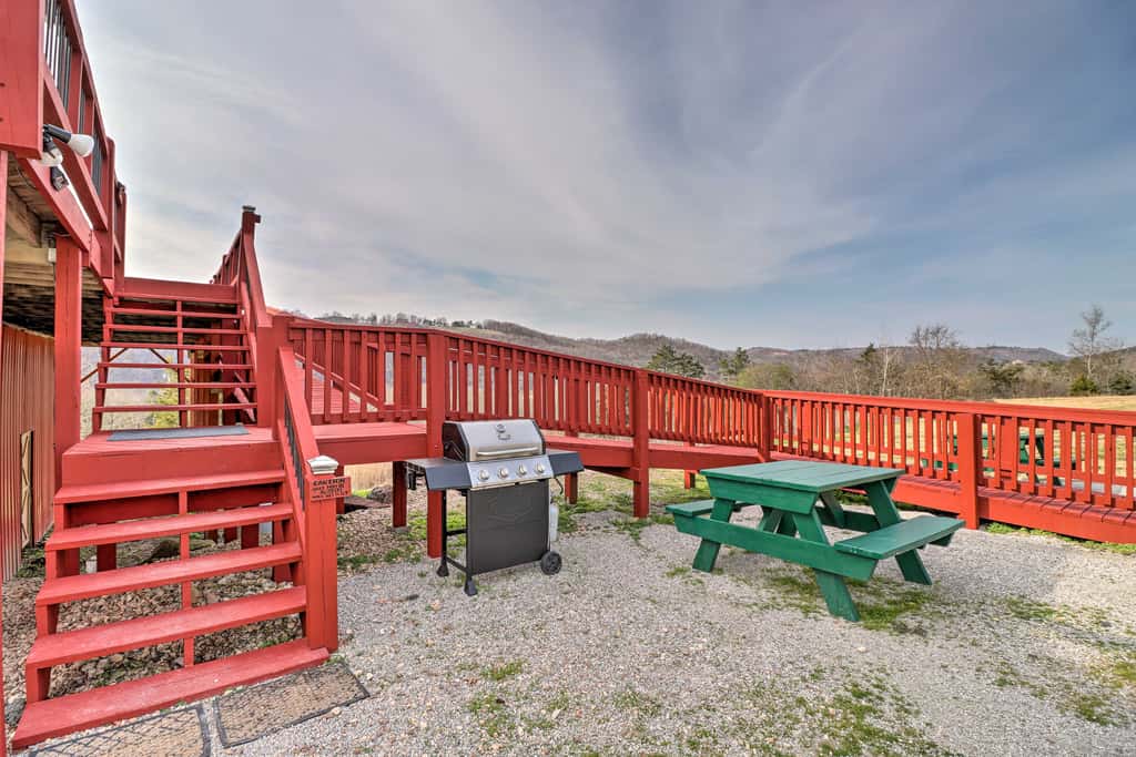 Pet-Friendly Studio w/ Loft & Mountain Views!