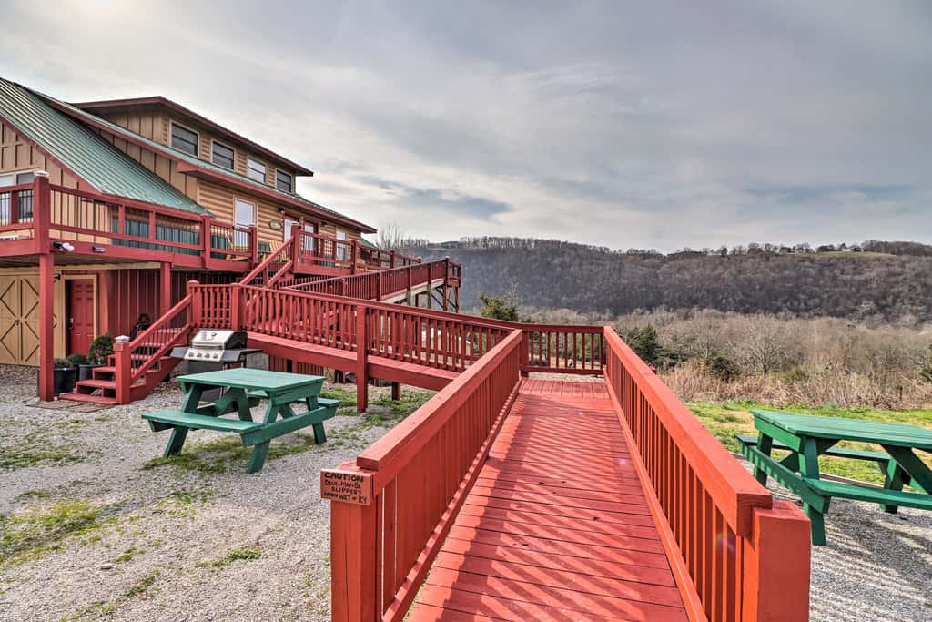 Pet-Friendly Studio w/ Loft & Mountain Views!