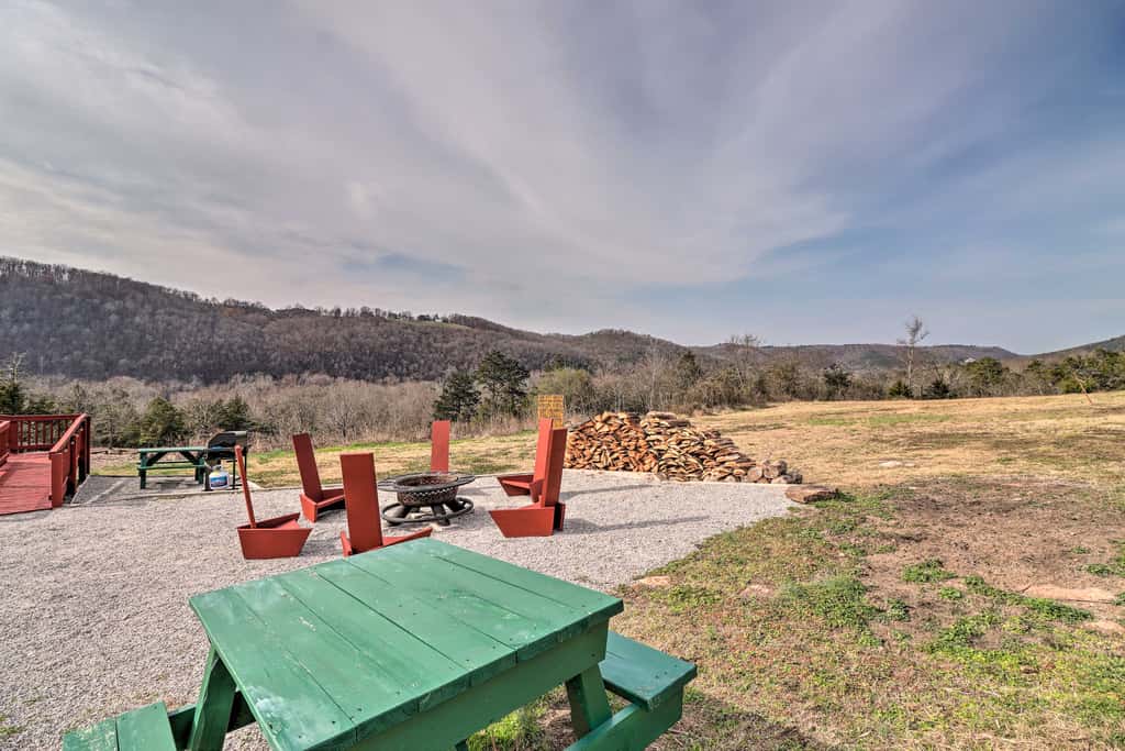 Pet-Friendly Studio w/ Loft & Mountain Views!