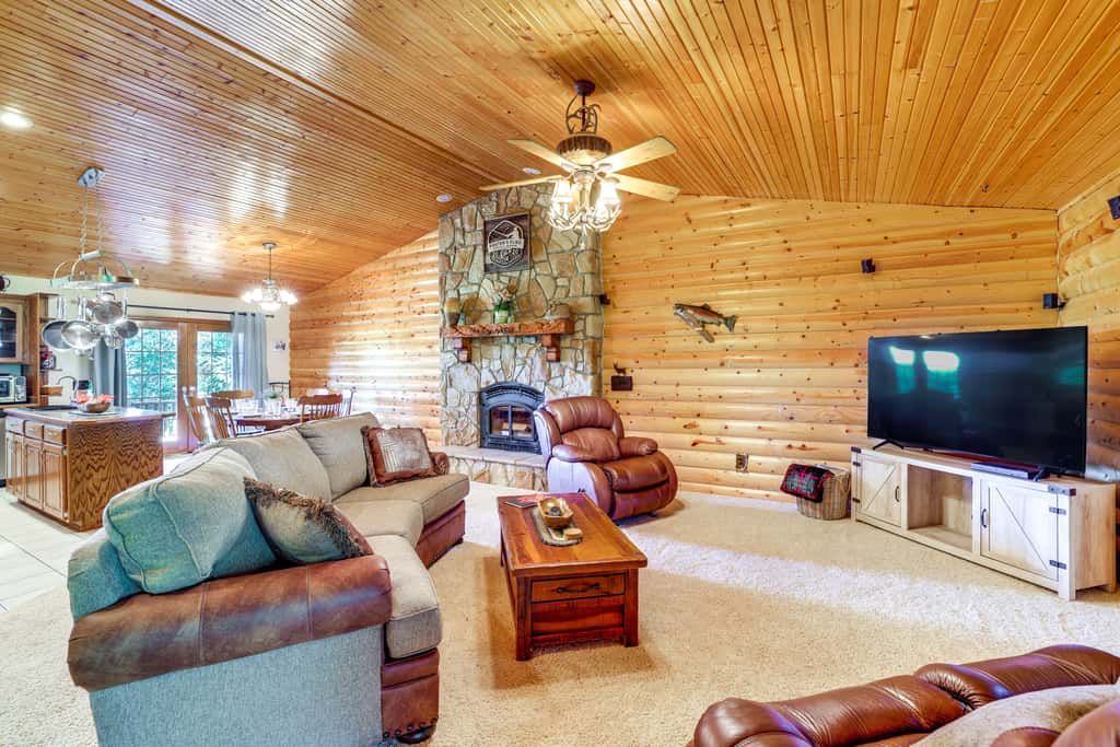 'Just a Cast Away' Cassville Cabin w/ Covered Deck